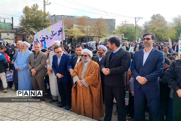 تجمع بزرگ دانش‌آموزان، در محل میدان امام خمینی(ره) شهر آشخانه