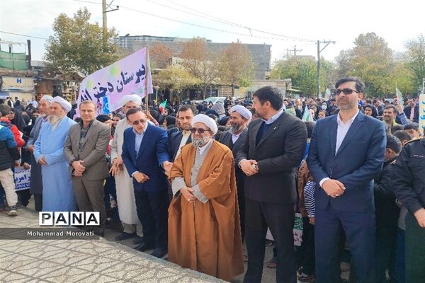 تجمع بزرگ دانش‌آموزان، در محل میدان امام خمینی(ره) شهر آشخانه