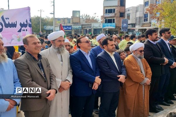 تجمع بزرگ دانش‌آموزان، در محل میدان امام خمینی(ره) شهر آشخانه