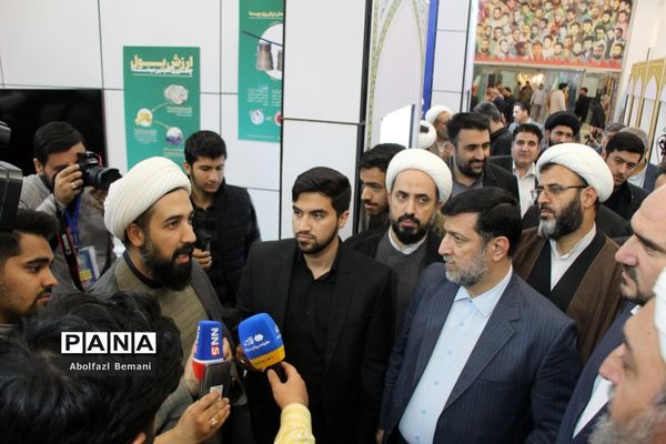 بازدید معاون اجرایی رئیس جمهوری از نمایشگاه «روایت پیشرفت» در قم