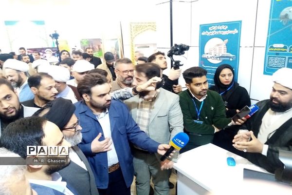 بازدید سخنگوی دولت از نخستین نمایشگاه «روایت پیشرفت» در قم