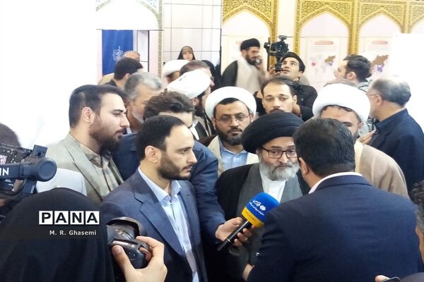 بازدید سخنگوی دولت از نخستین نمایشگاه «روایت پیشرفت» در قم