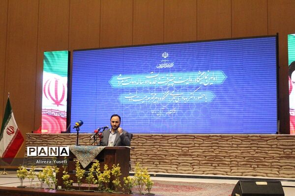 بازدید سخنگوی دولت از نخستین نمایشگاه «روایت پیشرفت» در قم