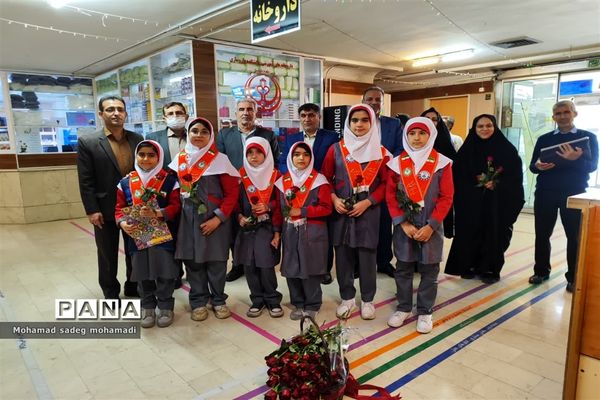 تقدیر مسئولان و دانش‌آموزان پیشتاز ناحیه دو شیراز از پرستاران بیمارستان حافظ شیراز