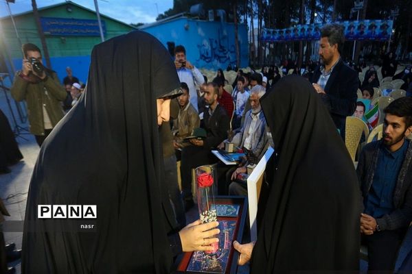 آیین ادای احترام و غبارروبی مزار شهدای مدافع حرم منطقه ۱۴ شهرداری اصفهان