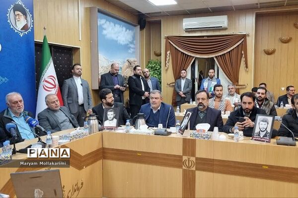 دیدار دانش‌آموزان نخبه شهرستان‌ دماوند با وزیر کشور