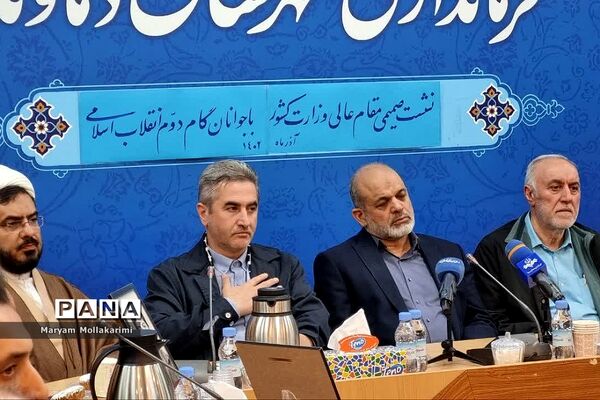 دیدار دانش‌آموزان نخبه شهرستان‌ دماوند با وزیر کشور