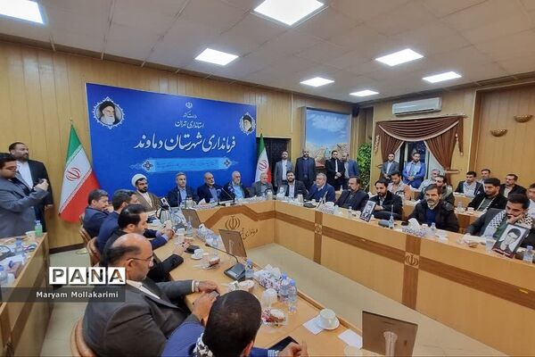 دیدار دانش‌آموزان نخبه شهرستان‌ دماوند با وزیر کشور
