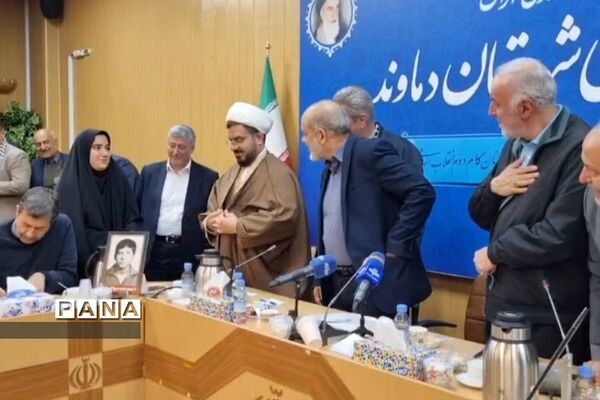 دیدار دانش‌آموزان نخبه شهرستان‌ دماوند با وزیر کشور