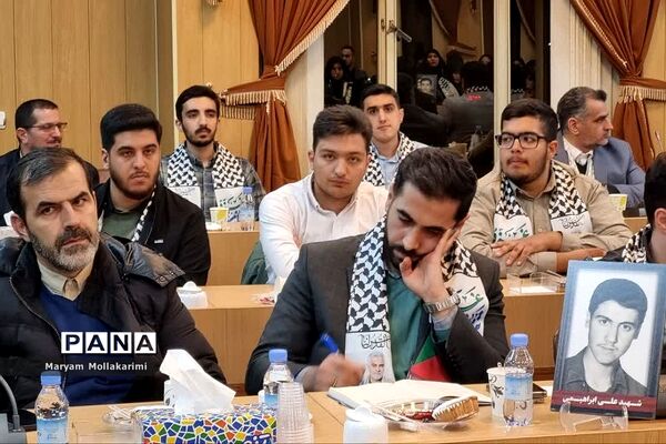دیدار دانش‌آموزان نخبه شهرستان‌ دماوند با وزیر کشور