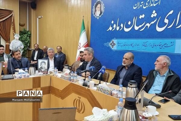 دیدار دانش‌آموزان نخبه شهرستان‌ دماوند با وزیر کشور