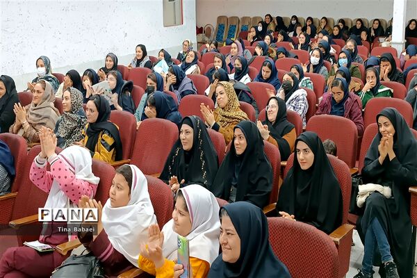 مراسم تقدیر ازمربیان تابستان و دانش‌آموزان فعال در کانون هاجر ساوه