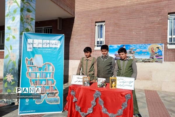 حضور دانش‌آموزان آموزشگاه ابوعلی سینا در کتابخانه شهرستان فیروزکوه