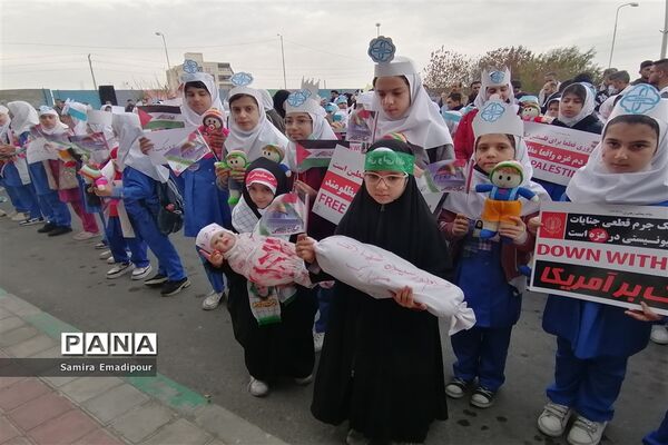 پویش خودجوش دانش‌آموزان دبستان صدیقه ملارد در حمایت از کودکان غزه با فریاد عروسک‌ها