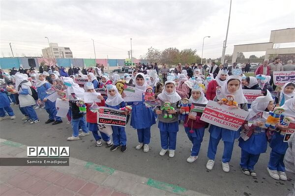 پویش خودجوش دانش‌آموزان دبستان صدیقه ملارد در حمایت از کودکان غزه با فریاد عروسک‌ها