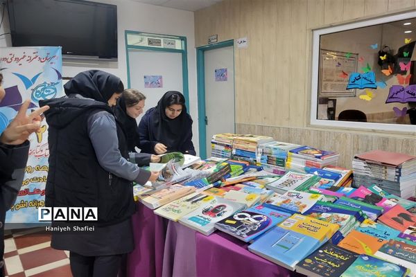 نمایشگاه هفته کتابخوانی در دبیرستان ستارگان ناحیه یک شیراز