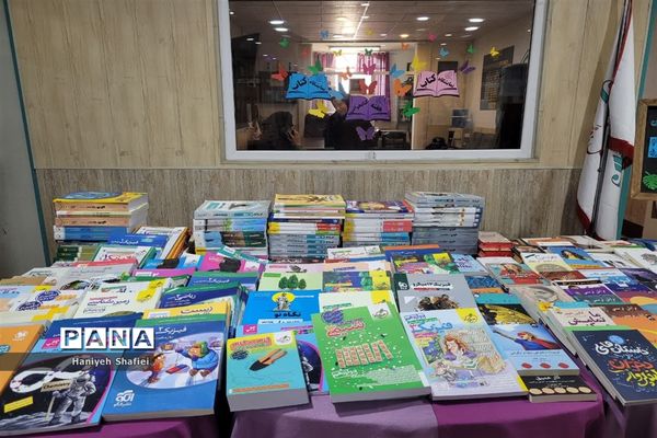 نمایشگاه هفته کتابخوانی در دبیرستان ستارگان ناحیه یک شیراز
