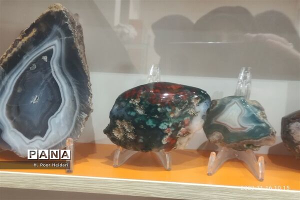 بازدید دانش‌آموزان دبیرستان امامت قم از آموزشگاه طلا و جواهر