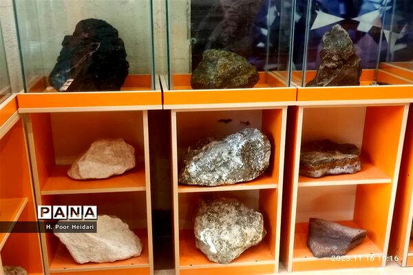 بازدید دانش‌آموزان دبیرستان امامت قم از آموزشگاه طلا و جواهر