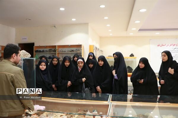 بازدید دانش‌آموزان دبیرستان امامت قم از آموزشگاه طلا و جواهر