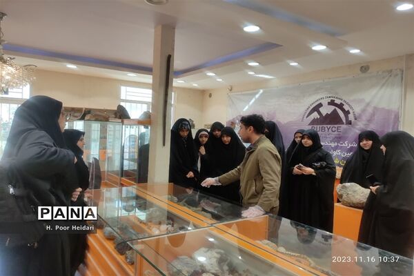 بازدید دانش‌آموزان دبیرستان امامت قم از آموزشگاه طلا و جواهر