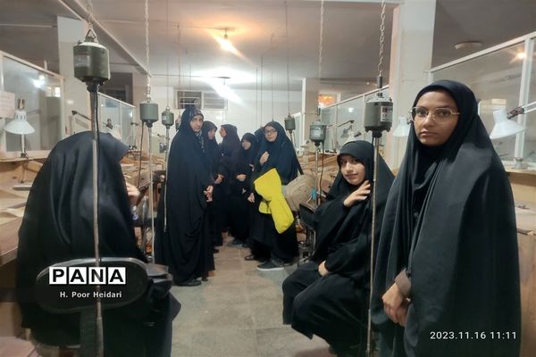 بازدید دانش‌آموزان دبیرستان امامت قم از آموزشگاه طلا و جواهر