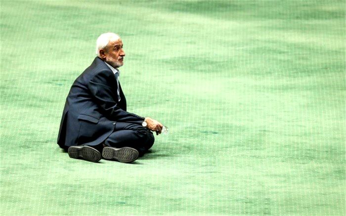 مجلس با استعفای الیاس نادران مخالفت کرد