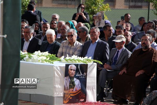 تشییع پیکر زنده‌یاد محمدعلی اسلامی ندوشن در دبیرستان ایرانشهر یزد