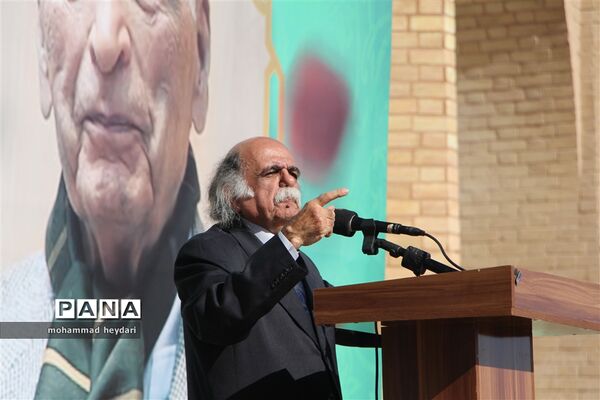 تشییع پیکر زنده‌یاد محمدعلی اسلامی ندوشن در دبیرستان ایرانشهر یزد