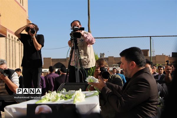 تشییع پیکر زنده‌یاد محمدعلی اسلامی ندوشن در دبیرستان ایرانشهر یزد