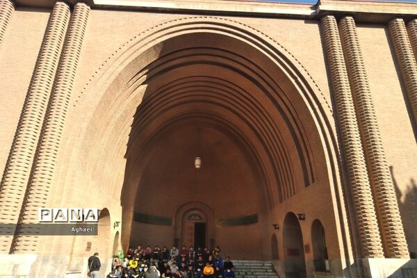 بازدید دانش‌آموزان علوم انسانی از موزه ایران باستان