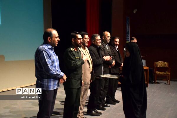 تقدیر از برگزیدگان پنجمین رویداد تولید محتوای دیجیتال بسیج در قم