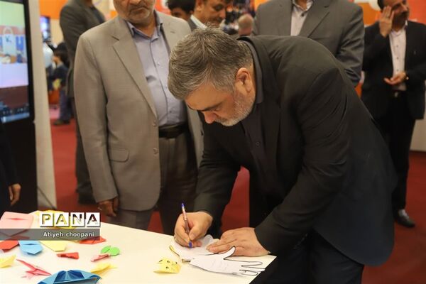 بازدید مشاور عالی رئیس ستادکل نیروهای مسلح از نمایشگاه یاریگران زندگی