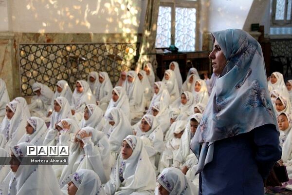 برگزاری جشن تکلیف دانش‌آموزان دبستان ام البنین یک در امامزاده عبدالله(ع) شهرری
