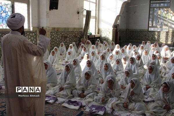 برگزاری جشن تکلیف دانش‌آموزان دبستان ام البنین یک در امامزاده عبدالله(ع) شهرری