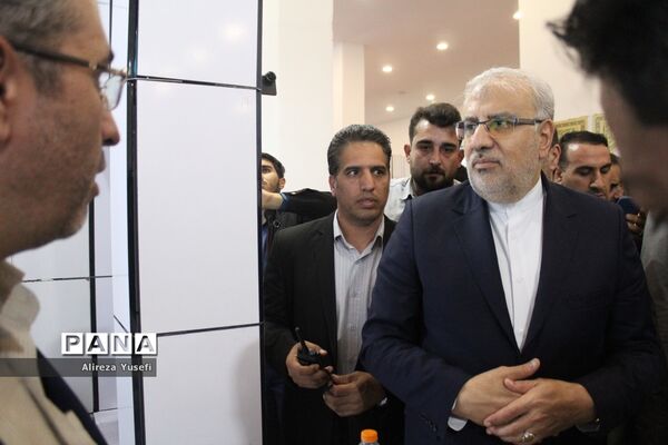 بازدید وزیر نفت از نمایشگاه «روایت پیشرفت» در قم