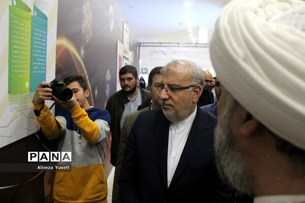 بازدید وزیر نفت از نمایشگاه «روایت پیشرفت» در قم