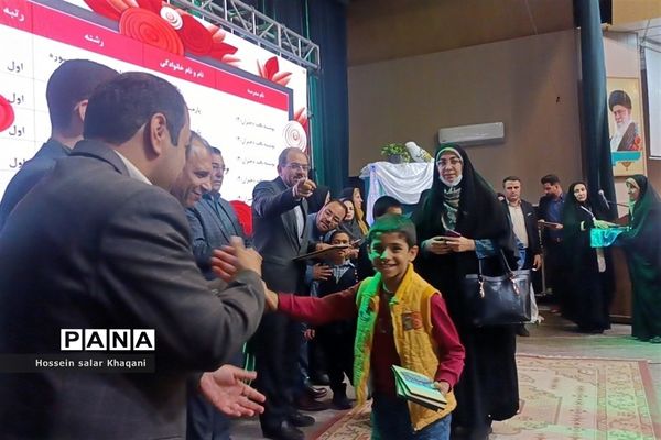 تجلیل از ستارگان قرآنی مقطع دبستان ناحیه 3 شیراز