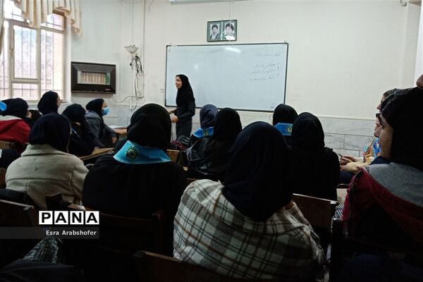 حضور دانش‌آموزان دبیرستان دخترانه علوی ناحیه 3 در دوره آموزشی کمک‌های اولیه