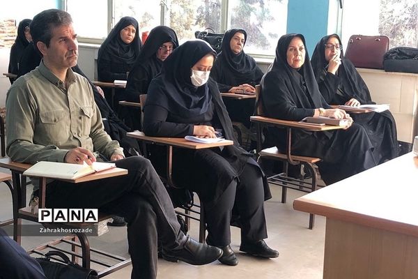 جلسه توجیهی واحد‌های پرورشی ویژه مدیران متوسطه اول و دوم در ناحیه دو ری