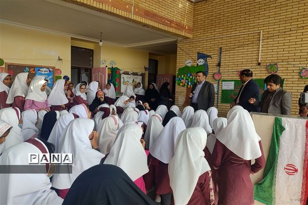 دیدار صمیمانه مدیرکل آموزش و پرورش هرمزگان با دانش‌آموزان بوموسی