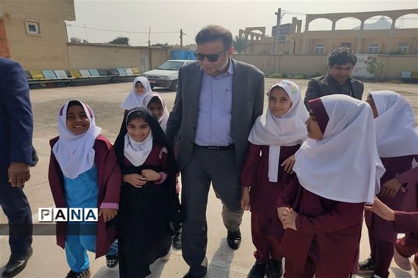 دیدار صمیمانه مدیرکل آموزش و پرورش هرمزگان با دانش‌آموزان بوموسی