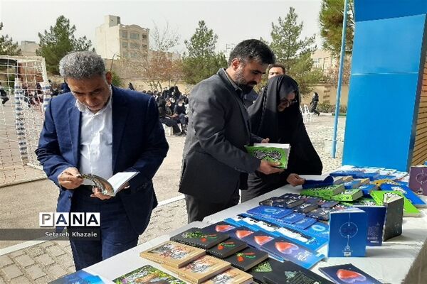 مراسم هفته کتاب و کتابخوانی ناحیه۶ در دبیرستان غیابی