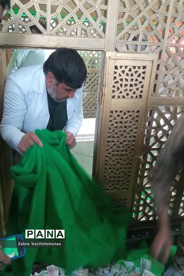 آیین عطرافشانی و غبارروبی آستان مقدس امامزاده نقی الهادی (ع)در شهرستان شیروان