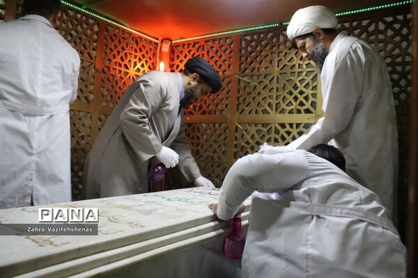 آیین عطرافشانی و غبارروبی آستان مقدس امامزاده نقی الهادی (ع)در شهرستان شیروان