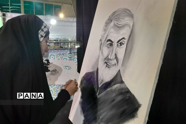 تقدیر از نخبگان محجبه در حسینیه امام صادق(ع) در اجتماع بزرگ دختران حاج قاسم
