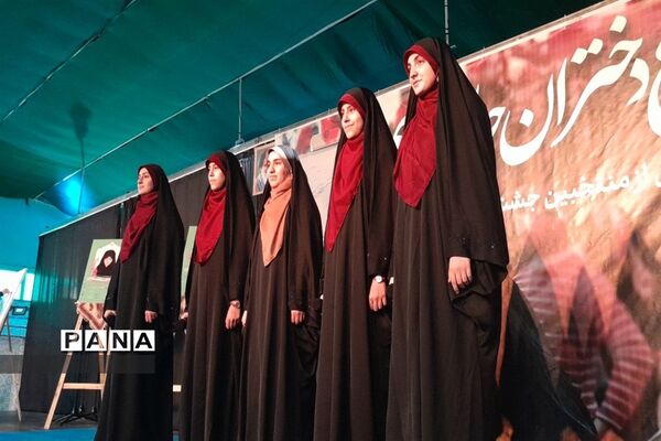 تقدیر از نخبگان محجبه در حسینیه امام صادق(ع) در اجتماع بزرگ دختران حاج قاسم
