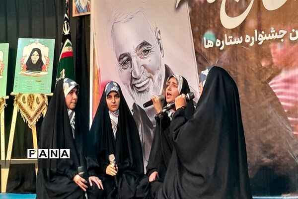 تقدیر از نخبگان محجبه در حسینیه امام صادق(ع) در اجتماع بزرگ دختران حاج قاسم