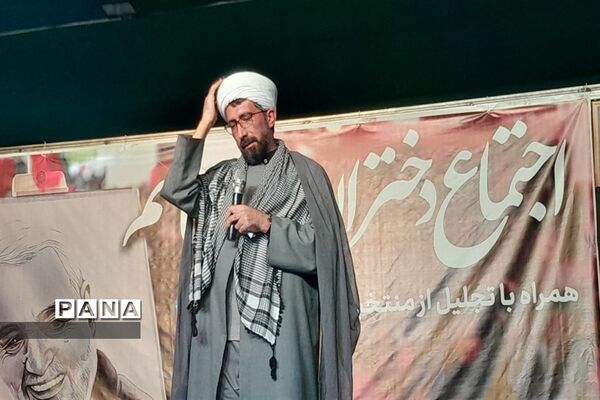 تقدیر از نخبگان محجبه در حسینیه امام صادق(ع) در اجتماع بزرگ دختران حاج قاسم
