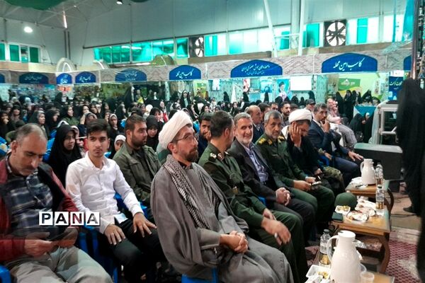 تقدیر از نخبگان محجبه در حسینیه امام صادق(ع) در اجتماع بزرگ دختران حاج قاسم